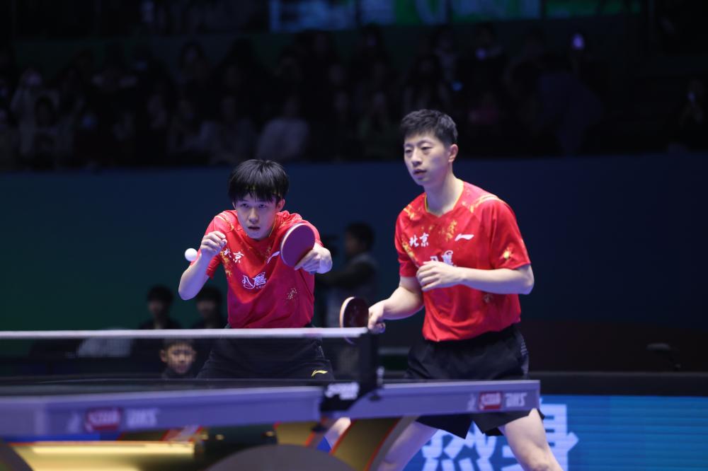 拜仁26／27赛季主场球衣谍照：红色基调搭配领口袖口金色线条