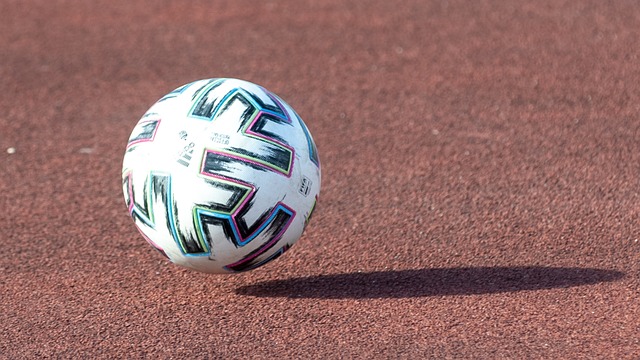 湖人进攻端配合流畅，失误率下降